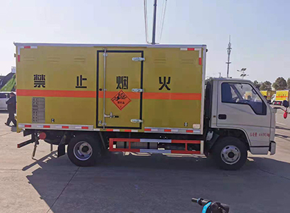 南岸爆破器材运输车工人安全操作规范与智能技术保障